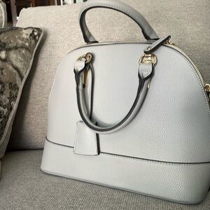 Selling a shoulder bag and a bag to carry